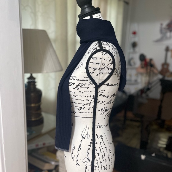 EUC Unisex Youth’s Dolce & Gabbana Cashmere Scarf With Logo Patch In Dark Navy - Picture 4 of 9